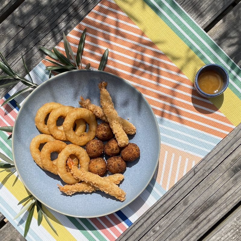 Tapas de la Mer assortiment composé de 12 acras, 12 crevettes panées et 12 beignets au calmar + 3 dosettes de sauces 25g